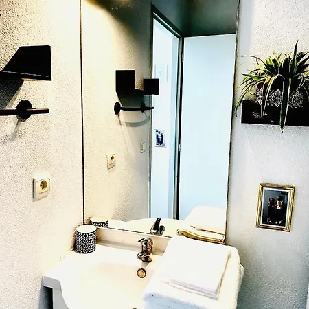 Apartamento Bd à Pied, Centre, Idéalement Situé , Remparts, Cosy Studio Avec Balcon, Vue Imprenable Et Vue Sur Le Jardin, Calme, Parking Gratuit,