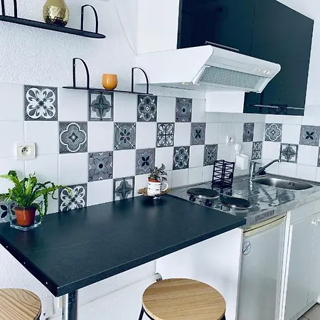 Bd à Pied, Centre, Idéalement Situé , Remparts, Cosy Studio Avec Balcon, Vue Imprenable Et Vue Sur Le Jardin, Calme, Parking Gratuit,
