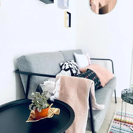 Bd à Pied, Centre, Idéalement Situé , Remparts, Cosy Studio Avec Balcon, Vue Imprenable Et Vue Sur Le Jardin, Calme, Parking Gratuit, *