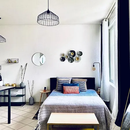 Apartamento Bd à Pied, Centre, Idéalement Situé , Remparts, Cosy Studio Avec Balcon, Vue Imprenable Et Vue Sur Le Jardin, Calme, Parking Gratuit,
