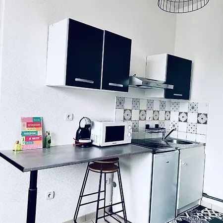 Bd à Pied, Centre, Idéalement Situé , Remparts, Cosy Studio Avec Balcon, Vue Imprenable Et Vue Sur Le Jardin, Calme, Parking Gratuit, Apartamento *