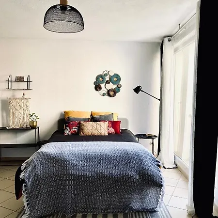 Bd à Pied, Centre, Idéalement Situé , Remparts, Cosy Studio Avec Balcon, Vue Imprenable Et Vue Sur Le Jardin, Calme, Parking Gratuit, Apartamento Angoulême