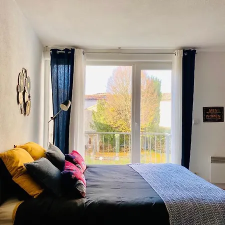 Apartamento Bd à Pied, Centre, Idéalement Situé , Remparts, Cosy Studio Avec Balcon, Vue Imprenable Et Vue Sur Le Jardin, Calme, Parking Gratuit, *